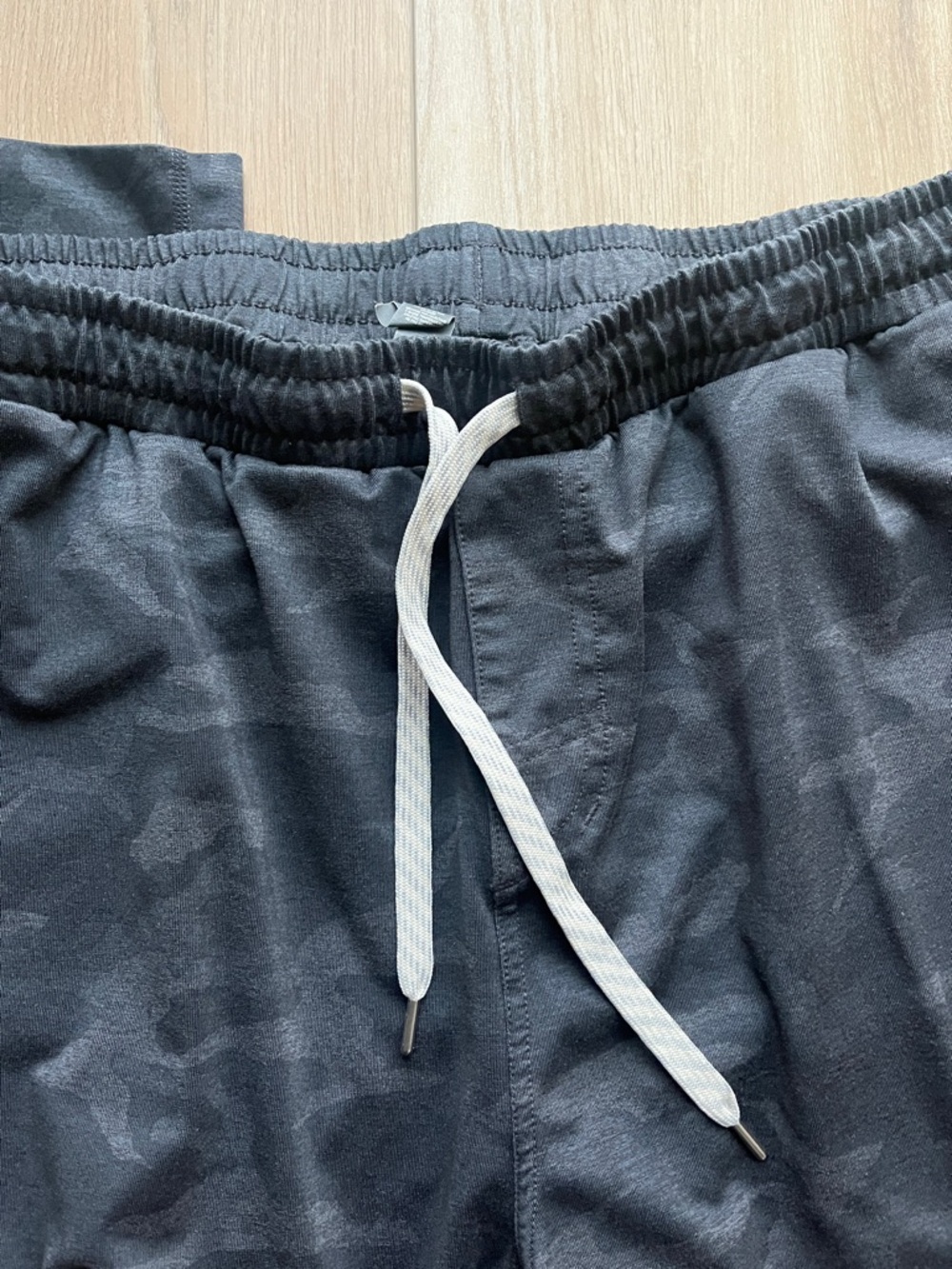 Vuori Men's Sunday Performance Jogger in Black Camo - Picture 4 of 9